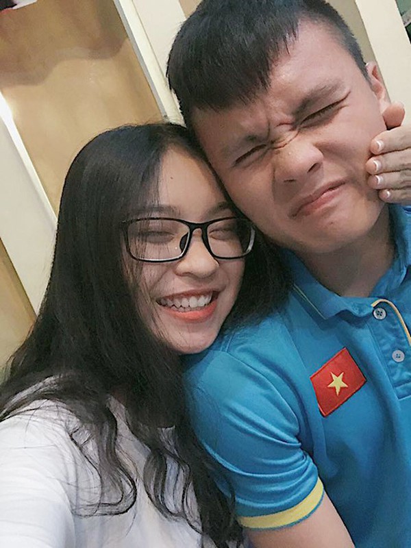 nhan sac xinh dep va tham vong vao showbiz cua ban gai quang hai u23