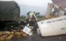 xe tai dam duoi xe dau keo khien 1 nguoi tu vong nguoi dan pha cabin cuu nan nhan