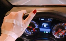 ban tay dat len vo lang va hanh dong cua nu tai xe khien tat ca xanh mat so hai