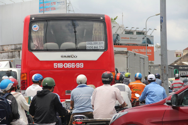 dai lo dai 300 nam o sai gon bi sut lun giao thong truc dong tay bi phong toa nhieu gio