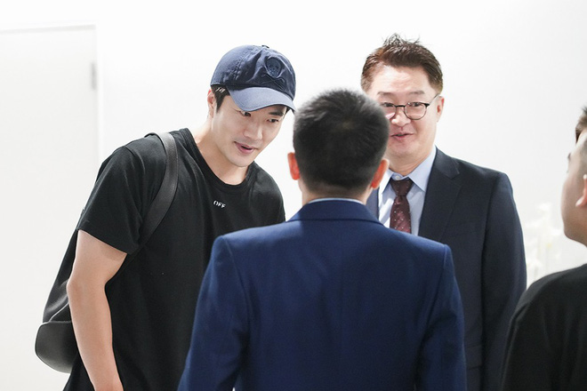 hoa hau thu hoai ra tan san bay don tai tu nac thang len thien duong kwon sang woo