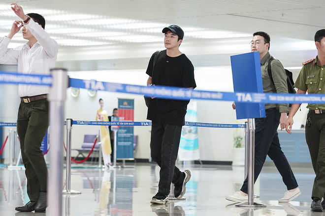 hoa hau thu hoai ra tan san bay don tai tu nac thang len thien duong kwon sang woo