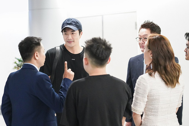 hoa hau thu hoai ra tan san bay don tai tu nac thang len thien duong kwon sang woo