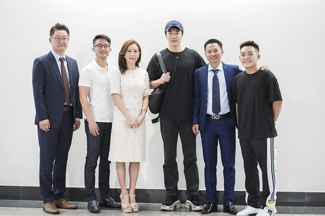 hoa hau thu hoai ra tan san bay don tai tu nac thang len thien duong kwon sang woo