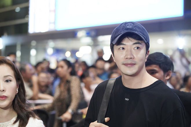 hoa hau thu hoai ra tan san bay don tai tu nac thang len thien duong kwon sang woo