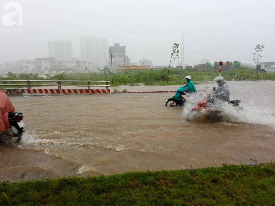 ha dong nhieu diem ngap sau dem mua tam ta xe co phai dat bo vi hu hong