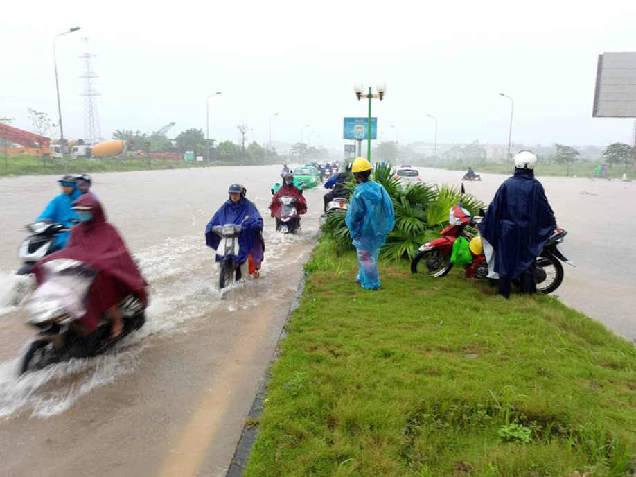 ha dong nhieu diem ngap sau dem mua tam ta xe co phai dat bo vi hu hong