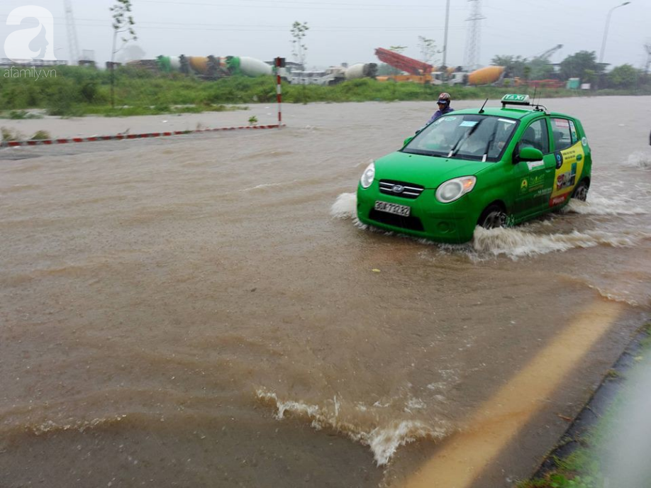 ha dong nhieu diem ngap sau dem mua tam ta xe co phai dat bo vi hu hong