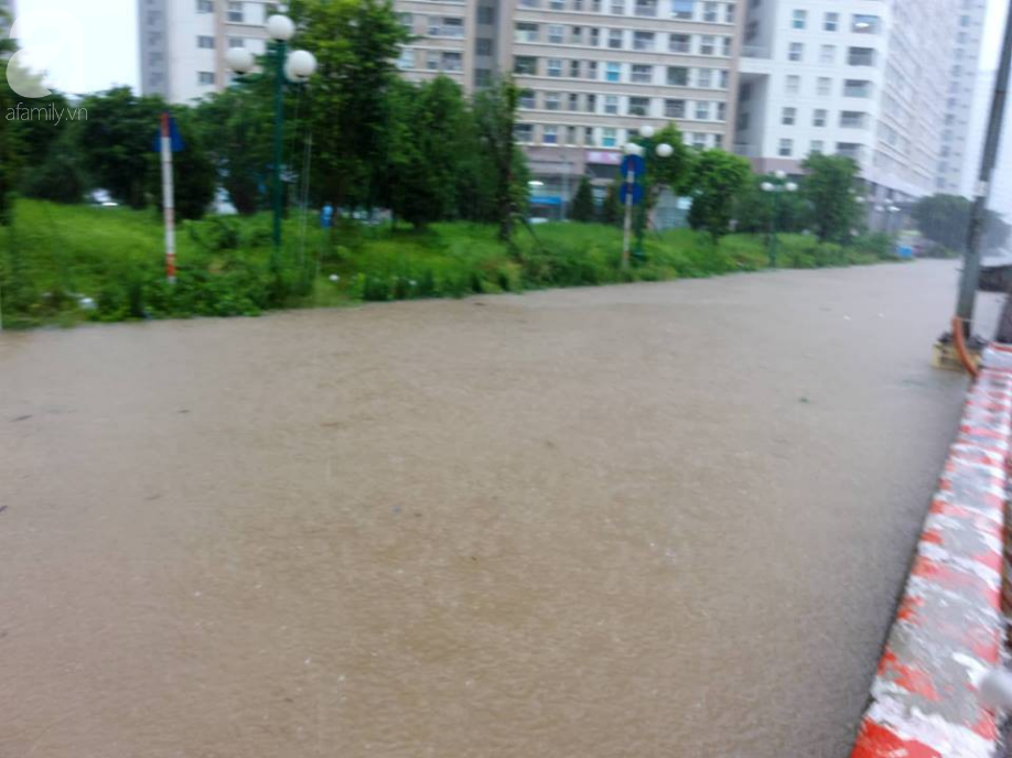 ha dong nhieu diem ngap sau dem mua tam ta xe co phai dat bo vi hu hong