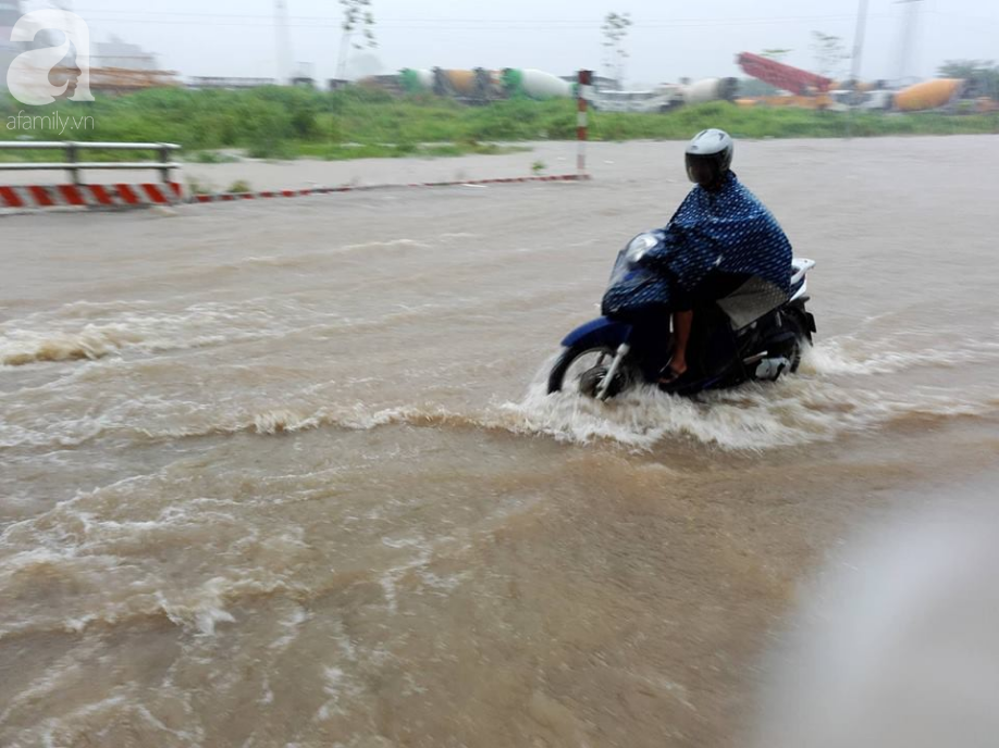 ha dong nhieu diem ngap sau dem mua tam ta xe co phai dat bo vi hu hong