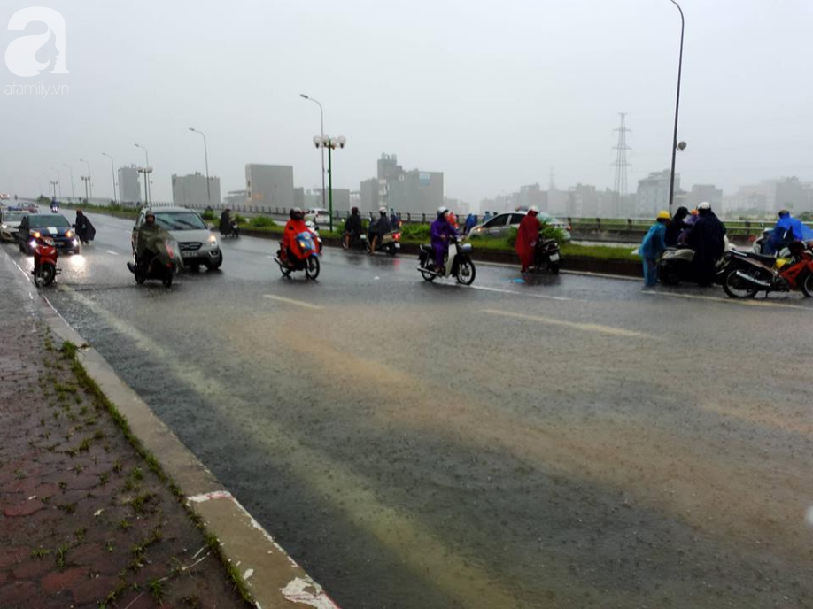 ha dong nhieu diem ngap sau dem mua tam ta xe co phai dat bo vi hu hong