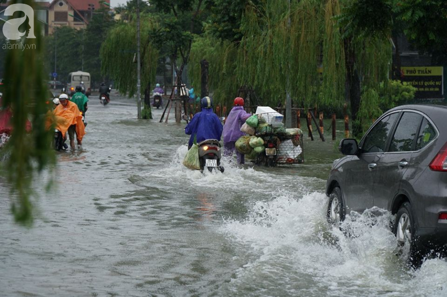 ha dong nhieu diem ngap sau dem mua tam ta xe co phai dat bo vi hu hong