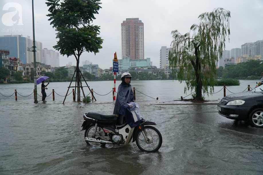 ha dong nhieu diem ngap sau dem mua tam ta xe co phai dat bo vi hu hong