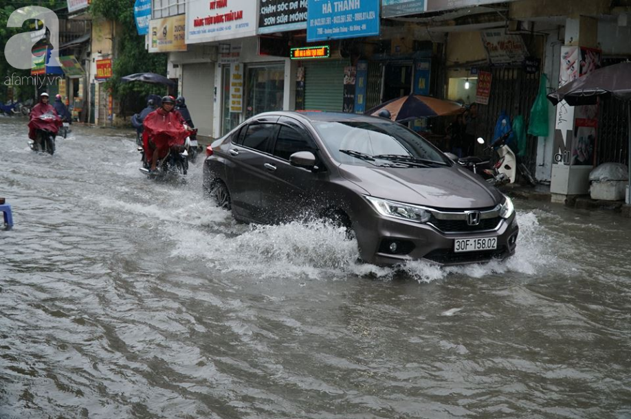 ha dong nhieu diem ngap sau dem mua tam ta xe co phai dat bo vi hu hong