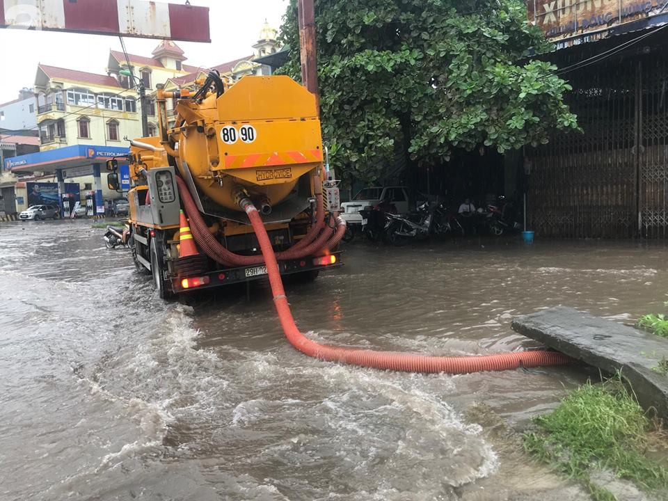 ha dong nhieu diem ngap sau dem mua tam ta xe co phai dat bo vi hu hong