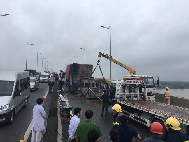 xe khach 16 cho tong xe container roi boc chay ngun ngut tren cao toc long thanh dau giay 2 nguoi tu vong