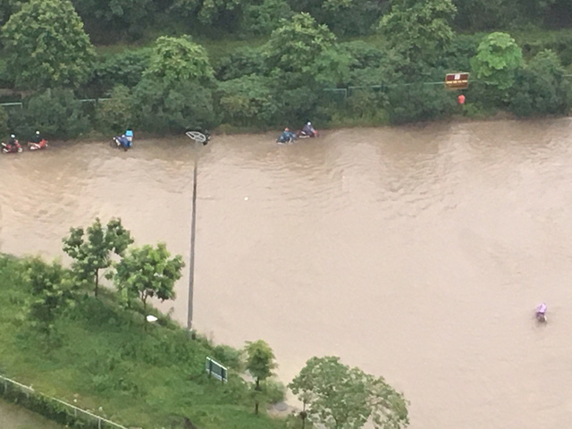 ha noi mua lon dai dang nhieu tuyen duong ngap sau trong nuoc cac phuong tien chet may hang loat