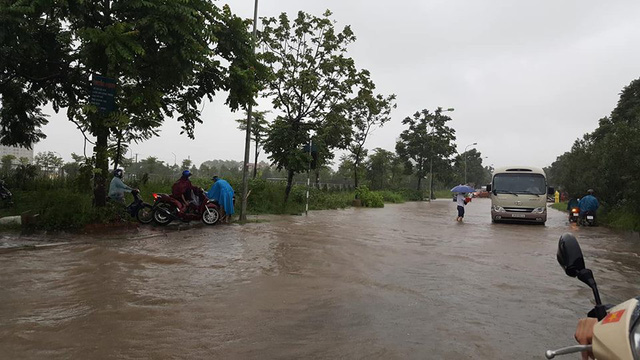 ha noi mua lon dai dang nhieu tuyen duong ngap sau trong nuoc cac phuong tien chet may hang loat