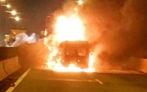 xe khach tong thang container tren cao toc roi boc chay kinh hoang 2 nguoi tu vong