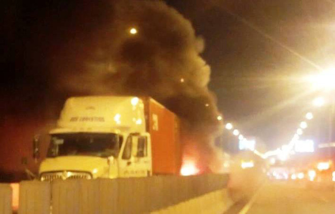 xe khach tong container roi chay rui 2 nguoi chet cao toc tp hcm long thanh dau giay te liet hon 5 gio