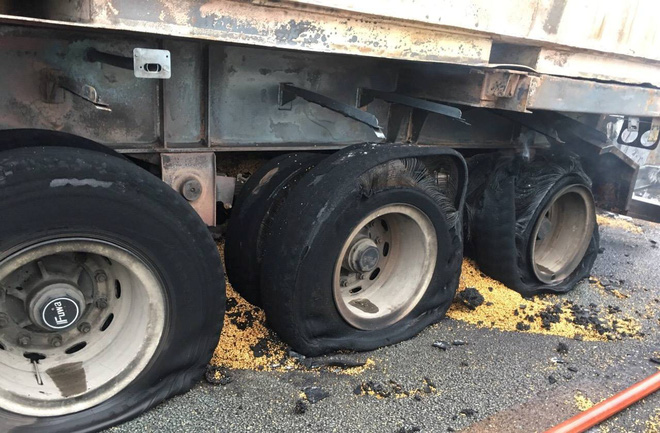 xe khach tong container roi chay rui 2 nguoi chet cao toc tp hcm long thanh dau giay te liet hon 5 gio