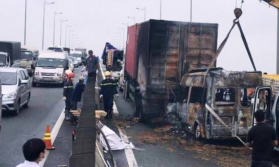 xe khach tong container roi chay rui 2 nguoi chet cao toc tp hcm long thanh dau giay te liet hon 5 gio