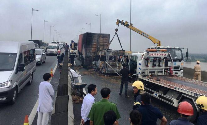 xe khach tong container roi chay rui 2 nguoi chet cao toc tp hcm long thanh dau giay te liet hon 5 gio