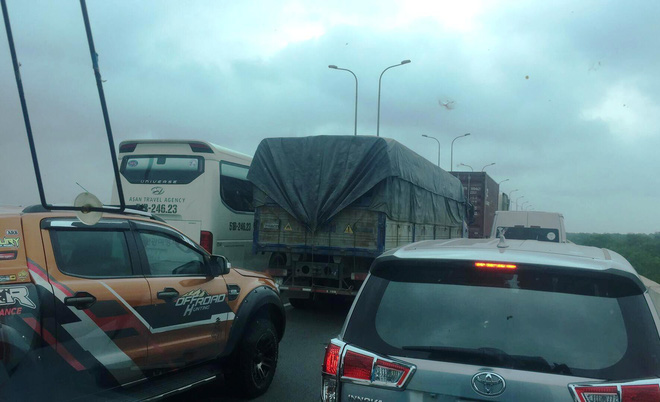 xe khach tong container roi chay rui 2 nguoi chet cao toc tp hcm long thanh dau giay te liet hon 5 gio