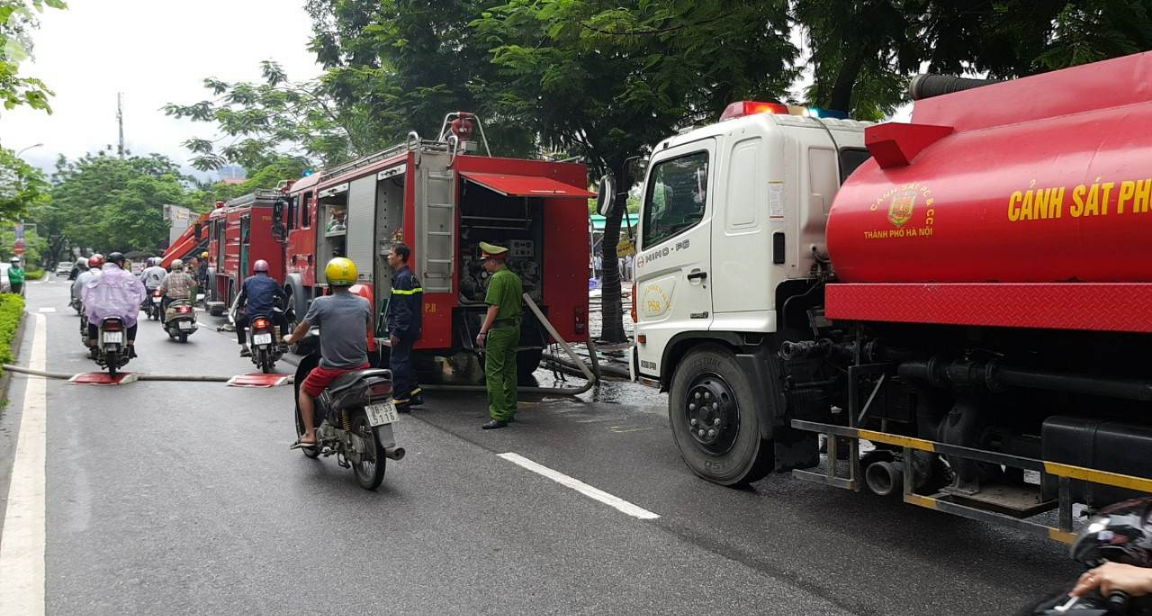 ha noi chay cua hang an mot nan nhan nu dang mac ket