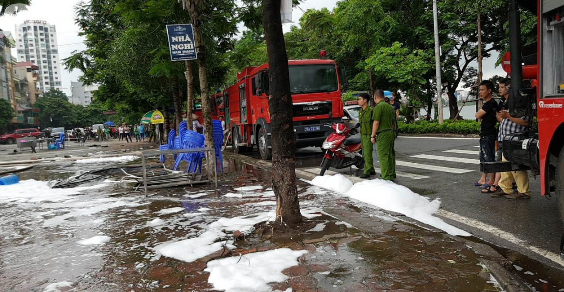 ha noi chay cua hang an mot nan nhan nu dang mac ket