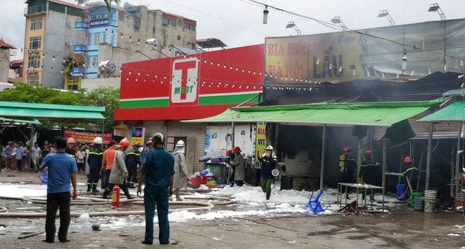 ha noi chay lon quan lau tren duong nguyen huu tho mot nguoi mac ket tu vong