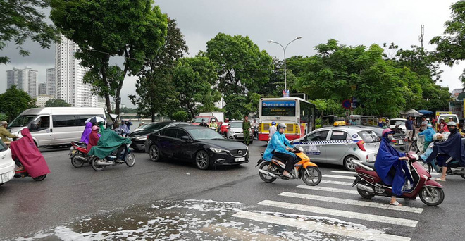 ha noi chay lon quan lau tren duong nguyen huu tho mot nguoi mac ket tu vong