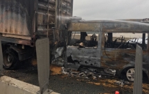 loi ke kinh hoang cua tai xe khi thay xe khach lao vao container khien 2 nguoi chet dau o to nat buom roi boc chay ngun ngut