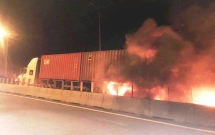 tai xe am anh sau vu xe khach tong container chay trui 2 nguoi chet tim cach lao vao cuu nguoi nhung lua chay lon qua toi bat luc
