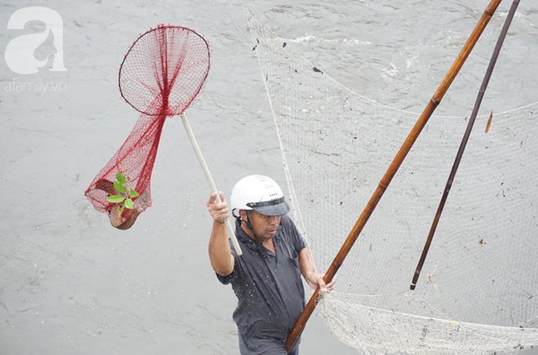 ha noi nguoi dan hao hung bat ca sau dem mua cuc lon gay ngap nhieu noi
