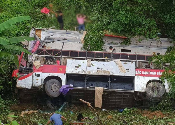 cao bang hon 10 nguoi chet va bi thuong sau vu xe khach giuong nam roi xuong vuc