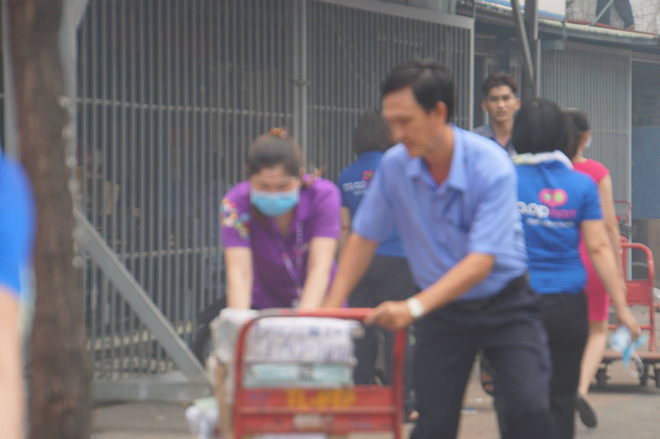 sai gon chay ngun ngut xuong san xuat sofa sat ben sieu thi coopmart hang tram canh sat pccc dang dap lua