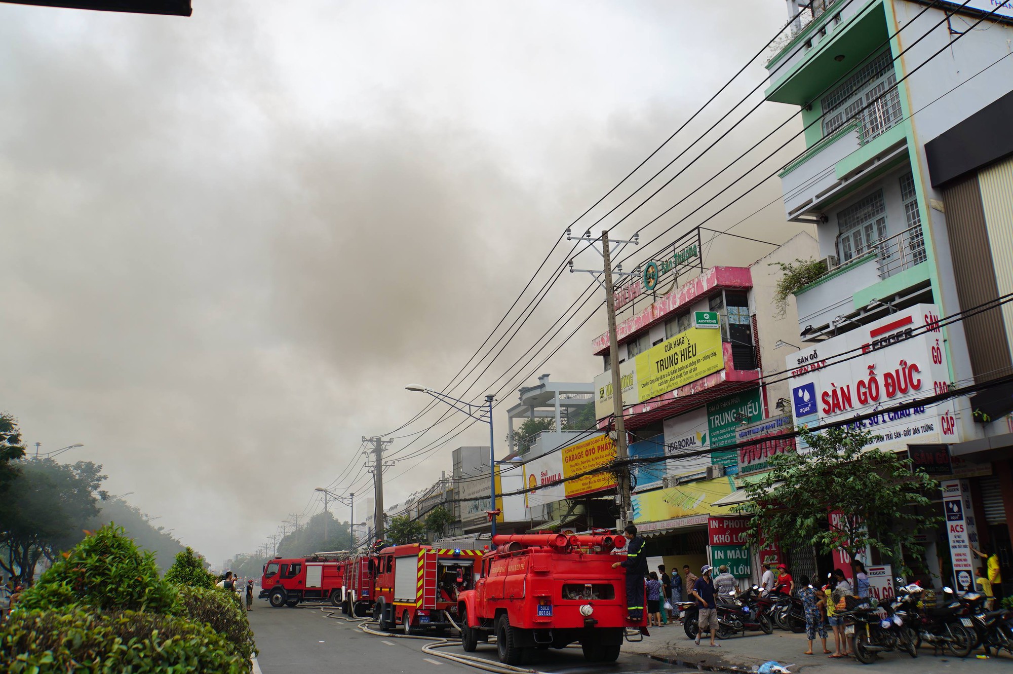 tphcm dang chay lon gan coopmart truong chinh ket xe keo dai hang cay so