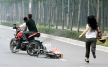 ngoi trong tiem ao cuoi co gai bi thanh nien dung dao khong che cuop giua ban ngay o sai gon