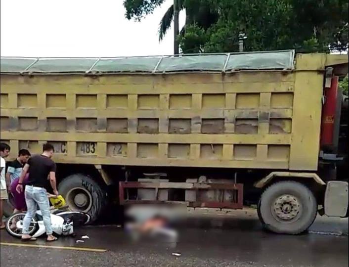 ha noi va cham voi xe tai cung chieu nguoi phu nu bi can tu vong tai cho