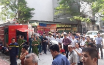 ha noi lua bung phat khien khoi bao trum toa nha cao tang nhieu nhan vien va cu dan hoang loan thao chay ra ngoai