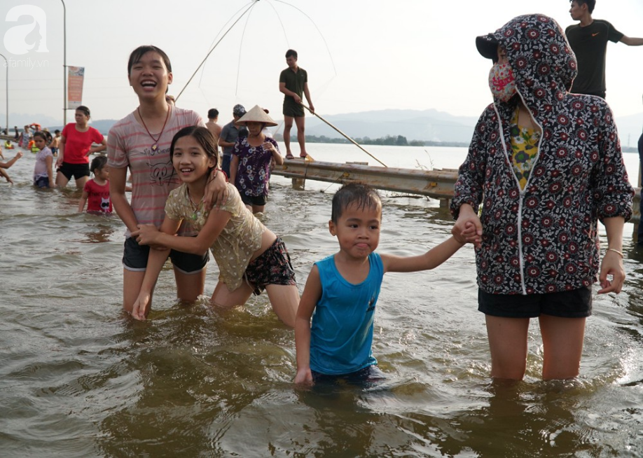ha noi nguoi lon cung tre nho thich thu boi loi giua duong quoc lo thoi ngap lut