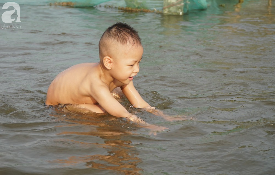 ha noi nguoi lon cung tre nho thich thu boi loi giua duong quoc lo thoi ngap lut