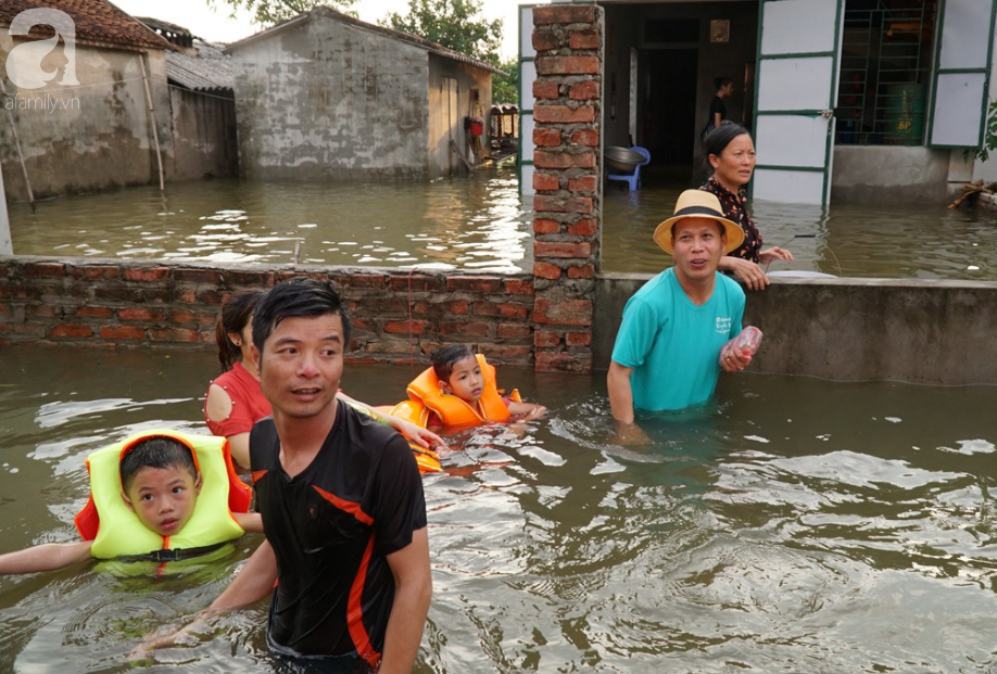 ha noi nguoi lon cung tre nho thich thu boi loi giua duong quoc lo thoi ngap lut