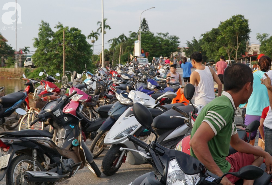 ha noi nguoi lon cung tre nho thich thu boi loi giua duong quoc lo thoi ngap lut