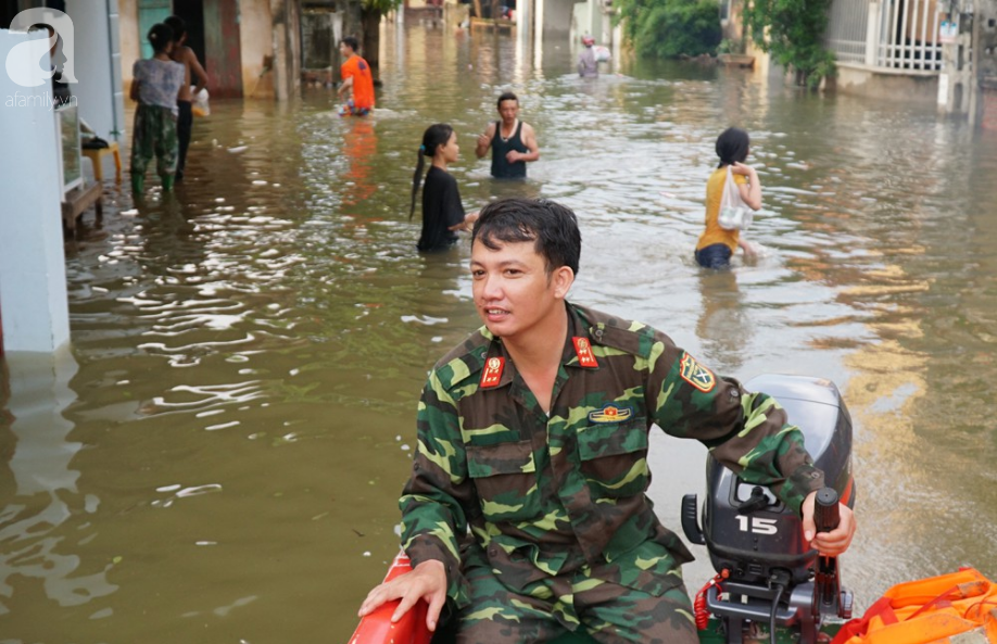 ha noi nguoi lon cung tre nho thich thu boi loi giua duong quoc lo thoi ngap lut