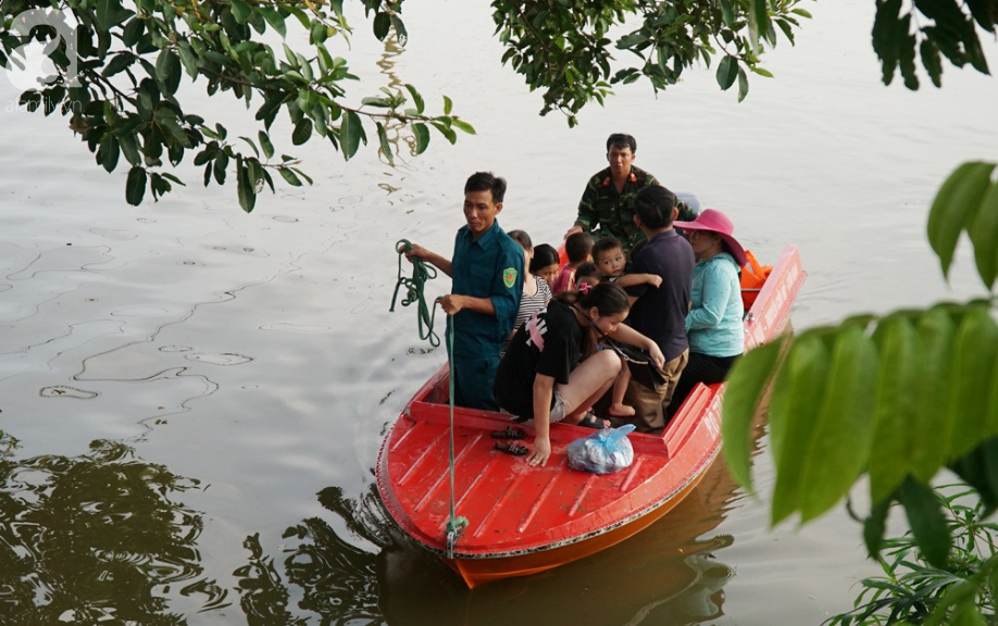 ha noi nguoi lon cung tre nho thich thu boi loi giua duong quoc lo thoi ngap lut