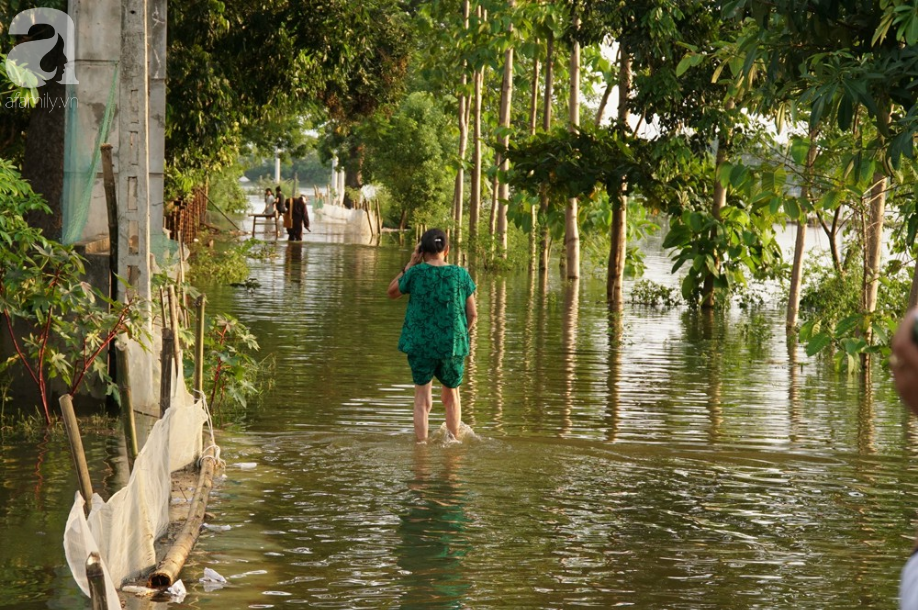 ha noi nguoi lon cung tre nho thich thu boi loi giua duong quoc lo thoi ngap lut