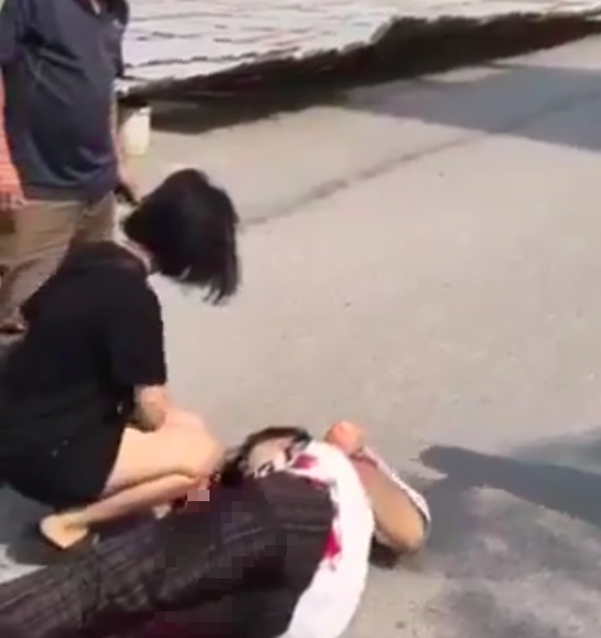 bac giang xich mich giua hai nhom hoc sinh mot nu sinh 15 tuoi bi dam trong thuong