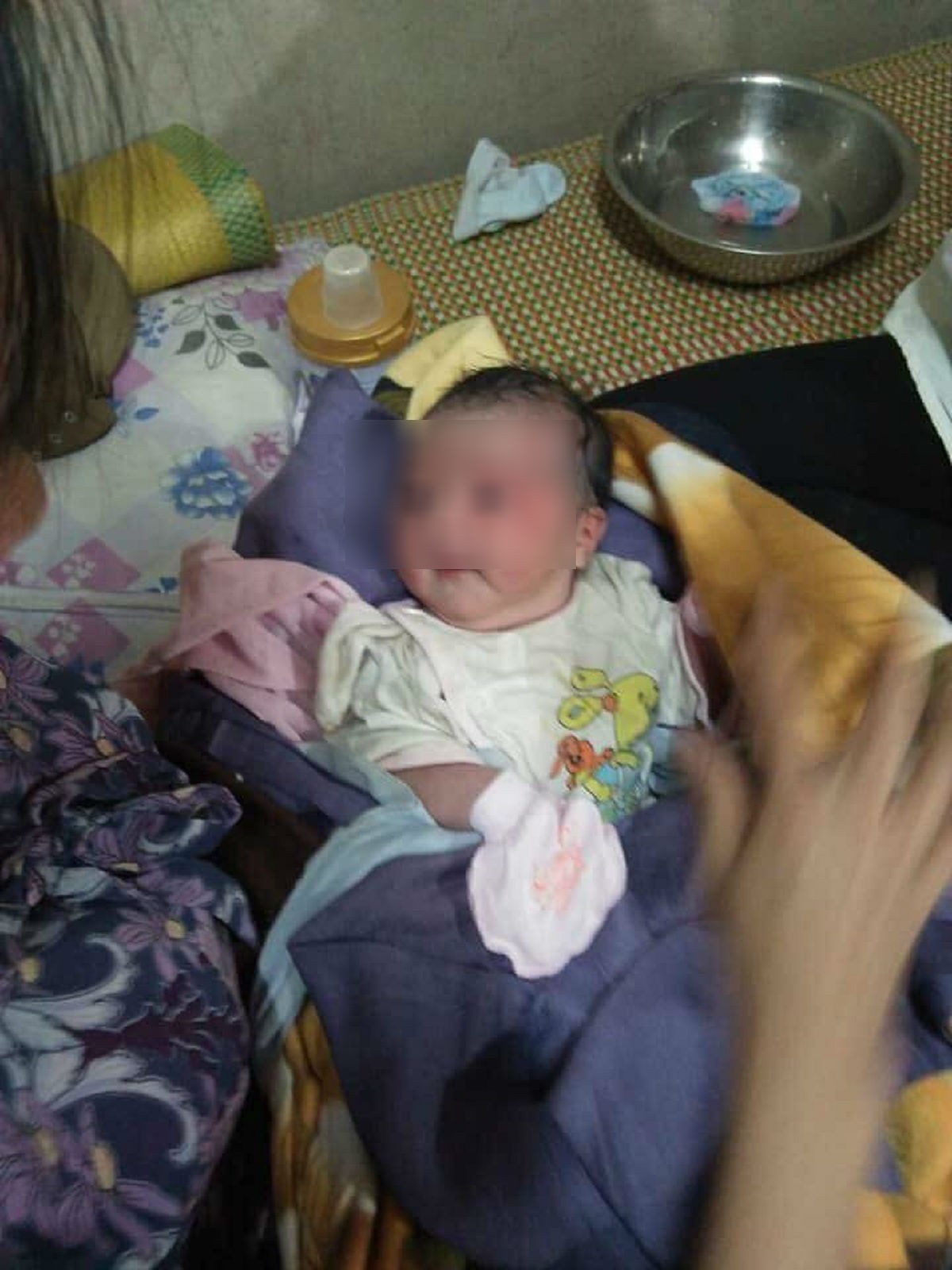 nghe an be so sinh con nguyen day ron bi bo roi tai nghia trang trong ngay mua gio
